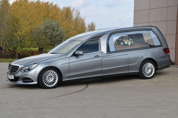 Matuseauto Mercedes-Benz Silver
