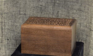 Urn tammepuidust E001