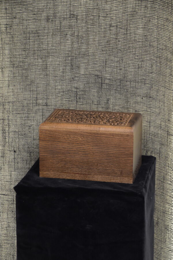 Urn tammepuidust E001